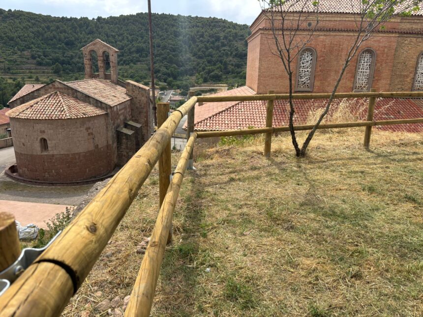 L’Ajuntament actua a la zona del Castell substituïnt les tanques metàl·liques per baranes de fusta