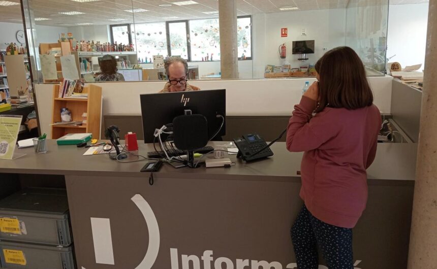 Biblioteca trucades La Biblioteca Guillem de Berguedà de Puig-reig estrena un ‘Punt de Trucada’ per a infants i joves sense mòbil