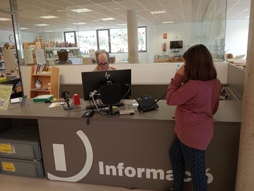 Biblioteca trucades La Biblioteca Guillem de Berguedà de Puig-reig estrena un ‘Punt de Trucada’ per a infants i joves sense mòbil
