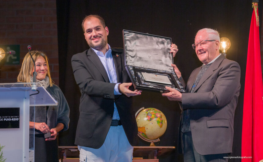 (C)Manel Iglesias Puig-reig ret homenatge a Mossèn Josep Solà i el nomena Fill Adoptiu del municipi
