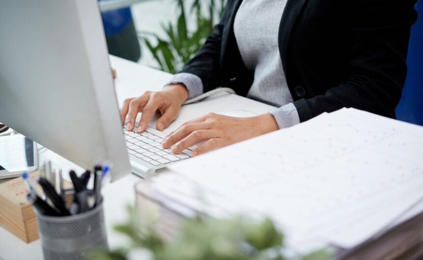 Working on computer Acta del procés selectiu provisió definitiva d’una plaça d’administrativa de l’escala d’administració general