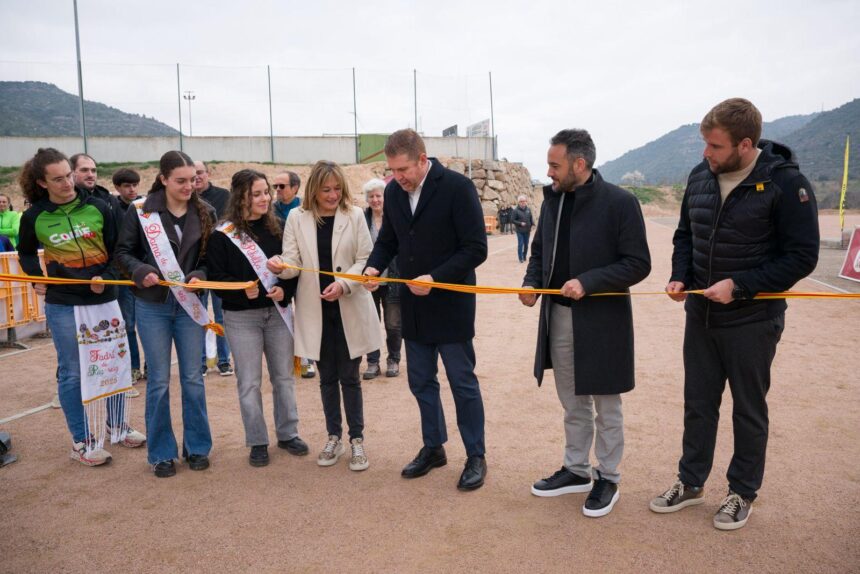 WhatsApp Image 2026-02-28 at 15.50.44 Puig-reig inaugura la primera pista d’atletisme de mides oficials del Berguedà