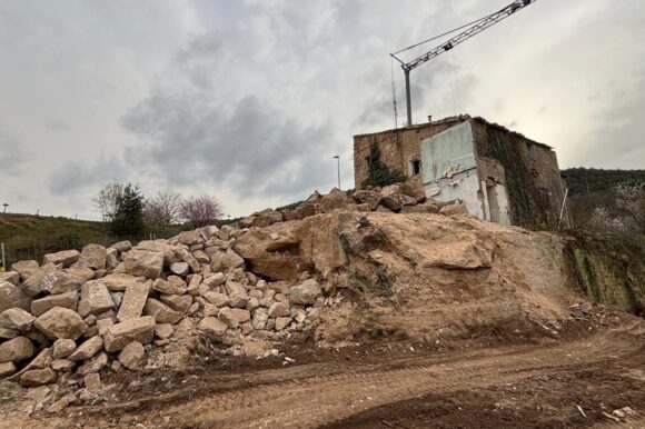 Cal Sastre de la Costa L’Ajuntament de Puig-reig inicia les obres de consolidació estructural de l’edifici històric de Cal Sastre de la Costa