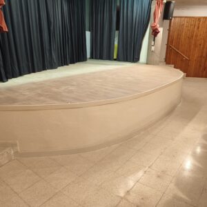 Finalitzen les obres d’ampliació de l’escenari de la sala d’actes de la Llar d’avis de Puig-reig