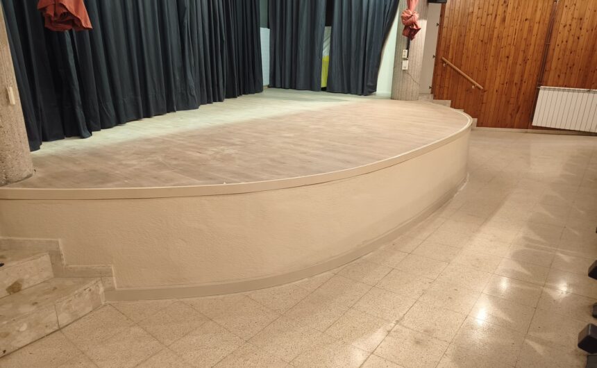 Finalitzen les obres d’ampliació de l’escenari de la sala d’actes de la Llar d’avis de Puig-reig