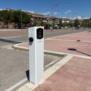 WhatsApp Image 2026-07-03 at 16.20.09 L’Ajuntament de Puig-reig instal·la un nou punt de càrrega per a vehicles elèctrics davant del Pavelló Municipal