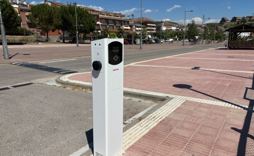 L’Ajuntament de Puig-reig instal·la un nou punt de càrrega per a vehicles elèctrics davant del Pavelló Municipal