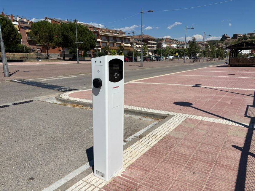 L’Ajuntament de Puig-reig instal·la un nou punt de càrrega per a vehicles elèctrics davant del Pavelló Municipal