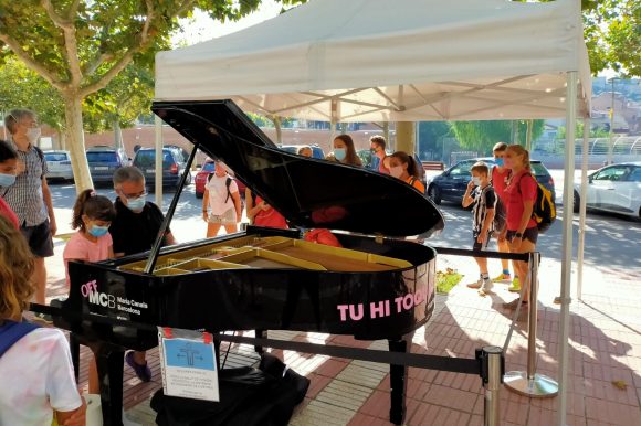 El Maria Canals porta cua a Puig-reig un any més, aquest dijous, amb un piano al passeig de la Via i un concert al Museu de la Colònia Vidal