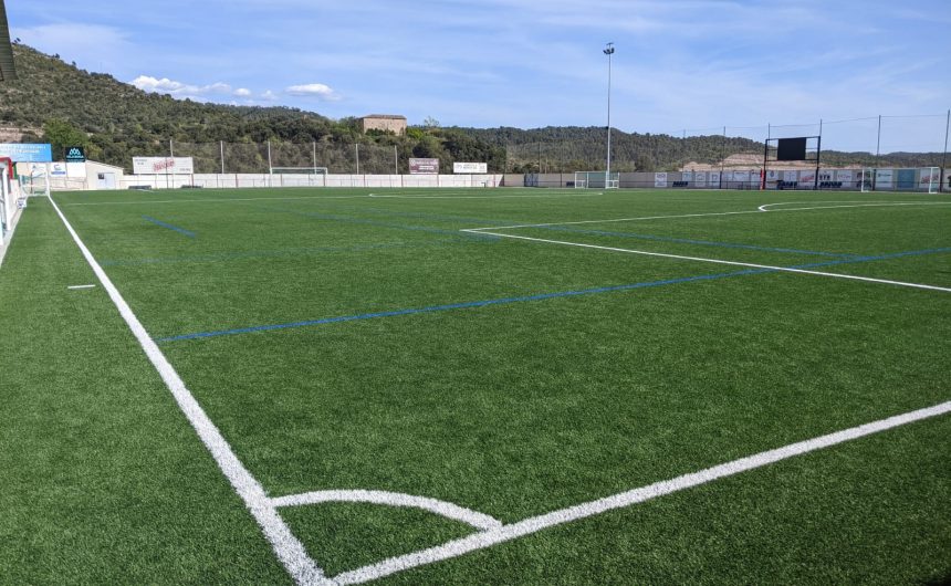 Puig-reig renova el camp de futbol amb el canvi de la gespa, la substitució de l’enllumenat i  millores a les instal·lacions